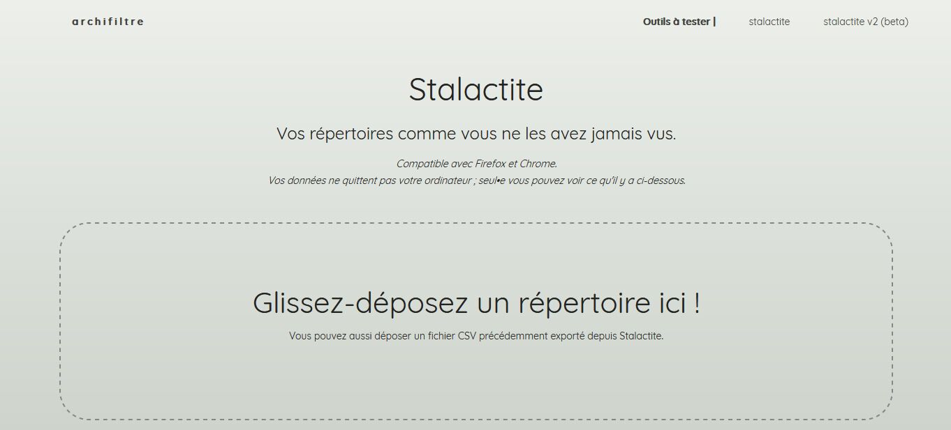 Une capture d’écran qui montre une page blanche. Dans la partie inférieure, un cadre dans lequel on peut glisser-déposer un répertoire. Au-dessus, on trouve une description de l’outil
