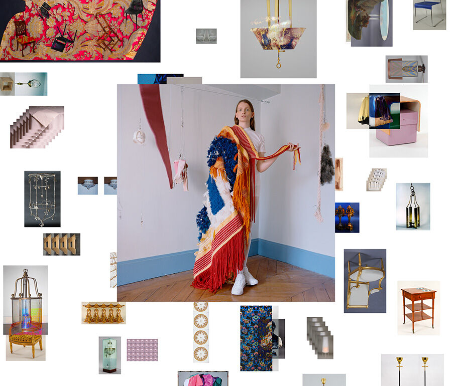 Au centre d’une pièce aux murs blancs, une femme de face porte une cape-tapis sur son épaule droite. La cape-tapis est très colorée et volumineuse. Autour de cette image centrale sont disposées de nombreuses images de meubles, d’objets et d’éléments architecturaux.