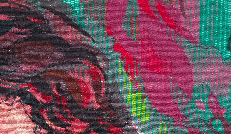 Un motif de tapisserie, en camaïeu de roses sur fond vert