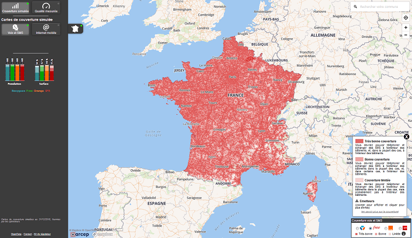 Une page de site sur laquelle on voit une carte de la France recouverte de points rouges qui vont de denses à très denses. A gauche, une bande noire étroite, mais qui se déploie sur toute la hauteur de la page. Elle contient quatre onglets et deux petits graphiques.