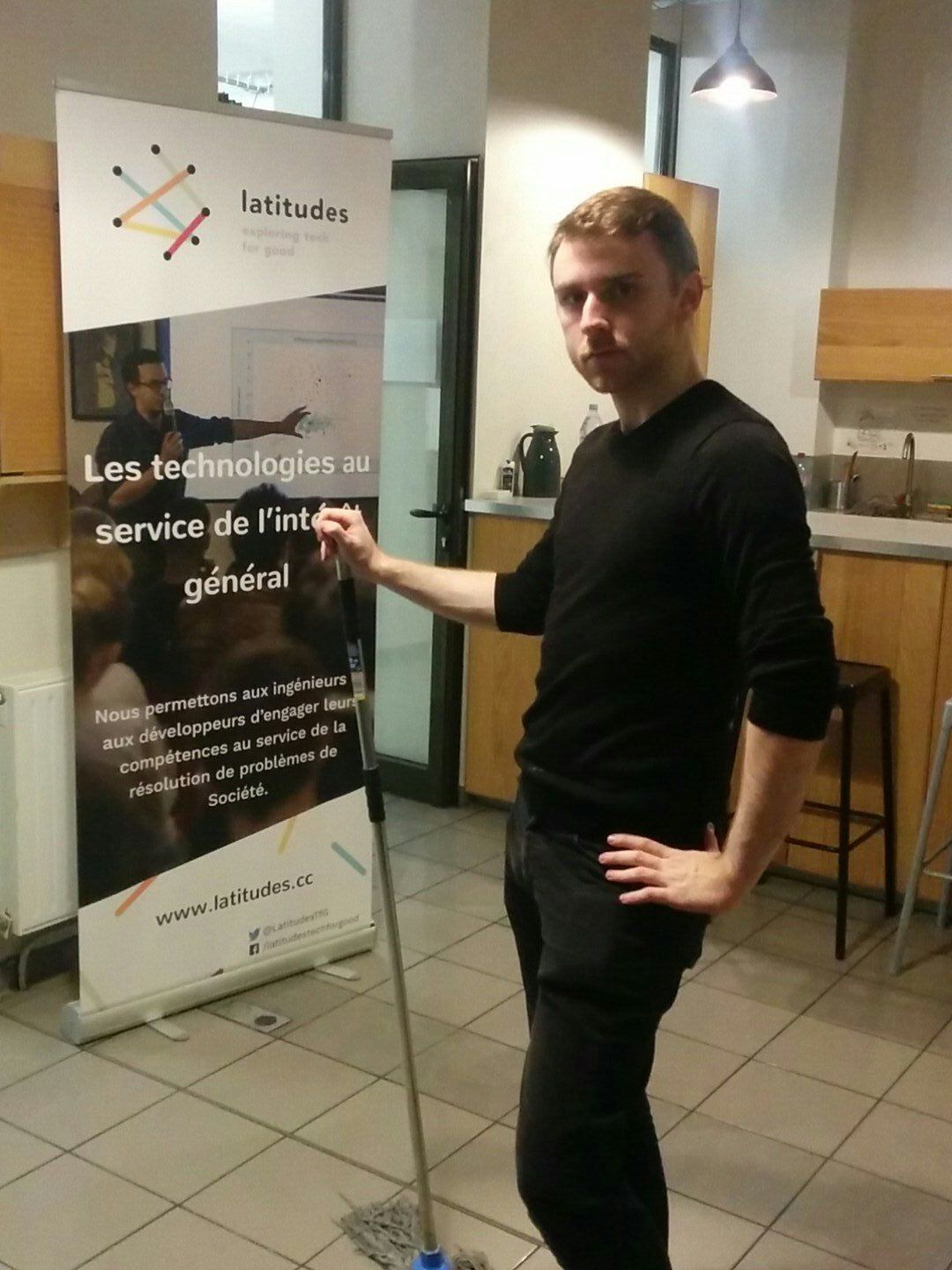 Emmanuel, encore debout après une nuit de code citoyen