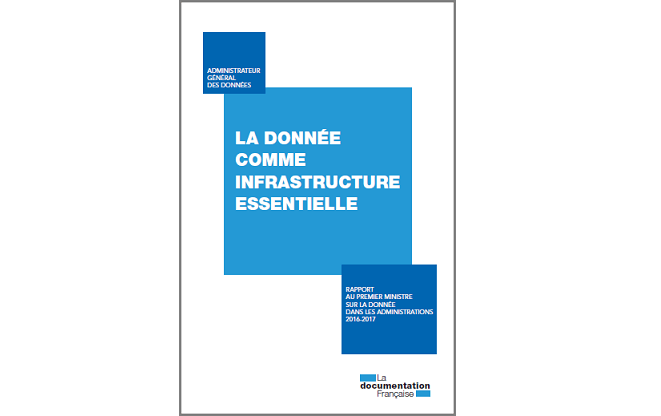 Un grand rectangle blance sur lequel se détachent trois carrés bleus. L’un, plus gros, plus clair et central, comporte le titre en blanc : “la donnée comme infrastructure essentielle”. Un autre, en haut à gauche, plus foncé, comporte la mention “administrateur général des données. Le troisième, en bas à droite, plus foncé aussi, comporte la mention “rapport au premier ministre sur la donnée dans les administrations 2016-2017.